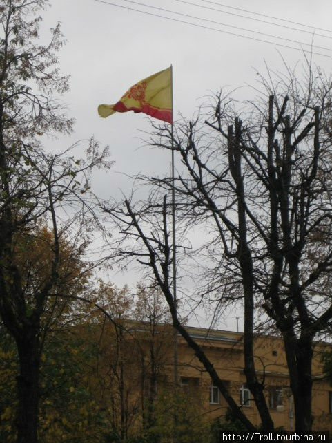 Флаг Чувашии над правительственным зданием напоминает нам, где мы Чебоксары, Россия