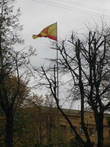 Флаг Чувашии над правительственным зданием напоминает нам, где мы