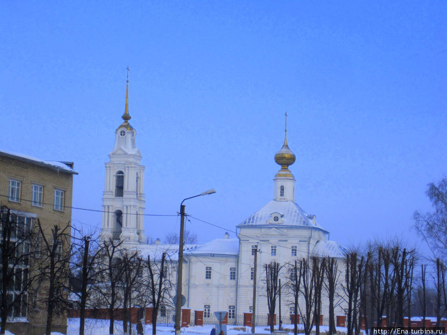 Вид на Благовещенский собор с центральной площади Буй, Россия
