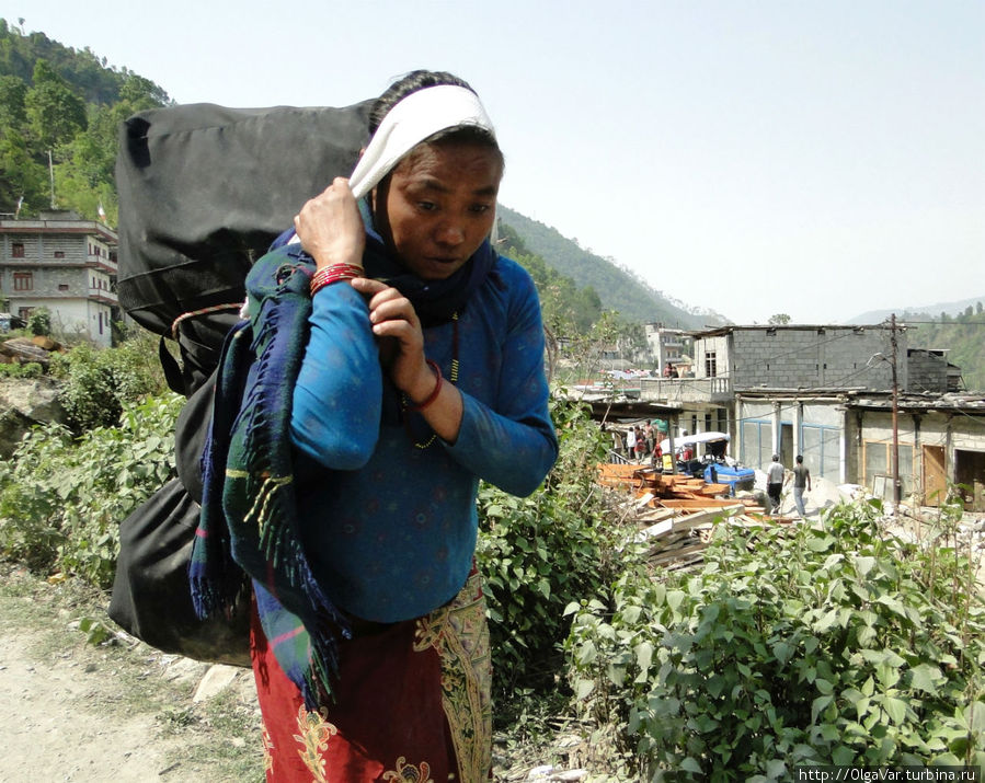 Топмэ — женщина-портер Наяпул, Непал