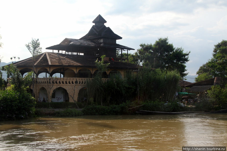 Отель на берегу канала Ньяунг-Шве, Мьянма