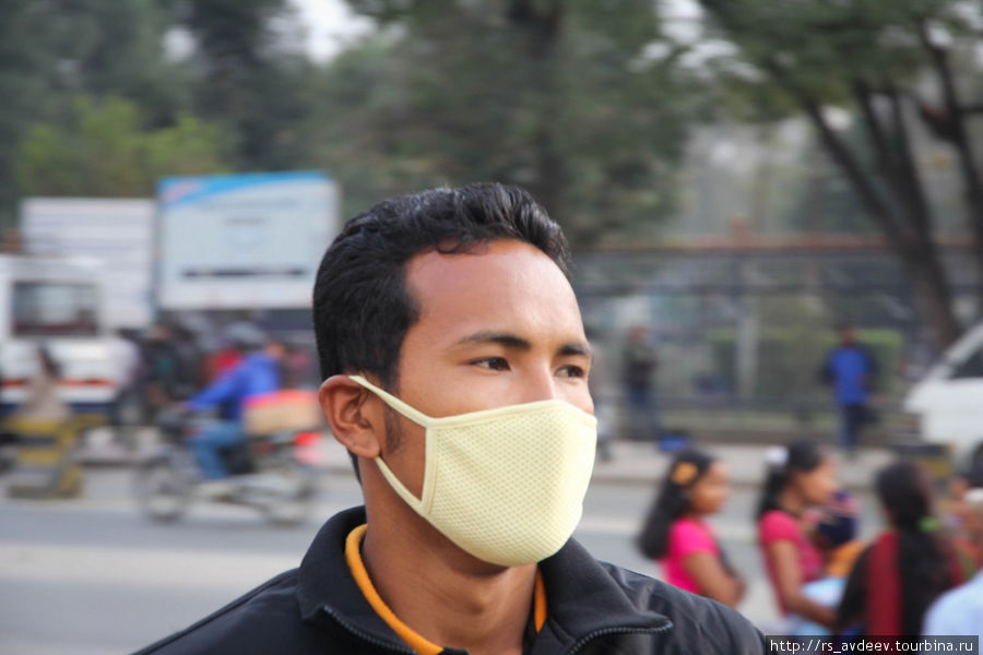 Много людей в масках. Версии две — от пыли и от болезней. Т.к. там очень большой перепад температуры, днем очень жарко а ночью холодно, по всей видимости часто заболевают. Катманду, Непал