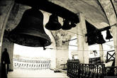 У всех колоколов звонницы — свои имена и история. Слева — колокол Лебедь, весом в пятьсот пудов, отлит одновременно с Полиелейным в 1682 году.   