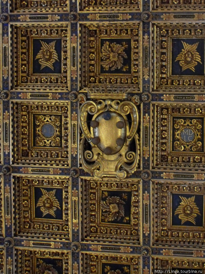Герб Медичи на позолоченном потолке. Пиза, Италия