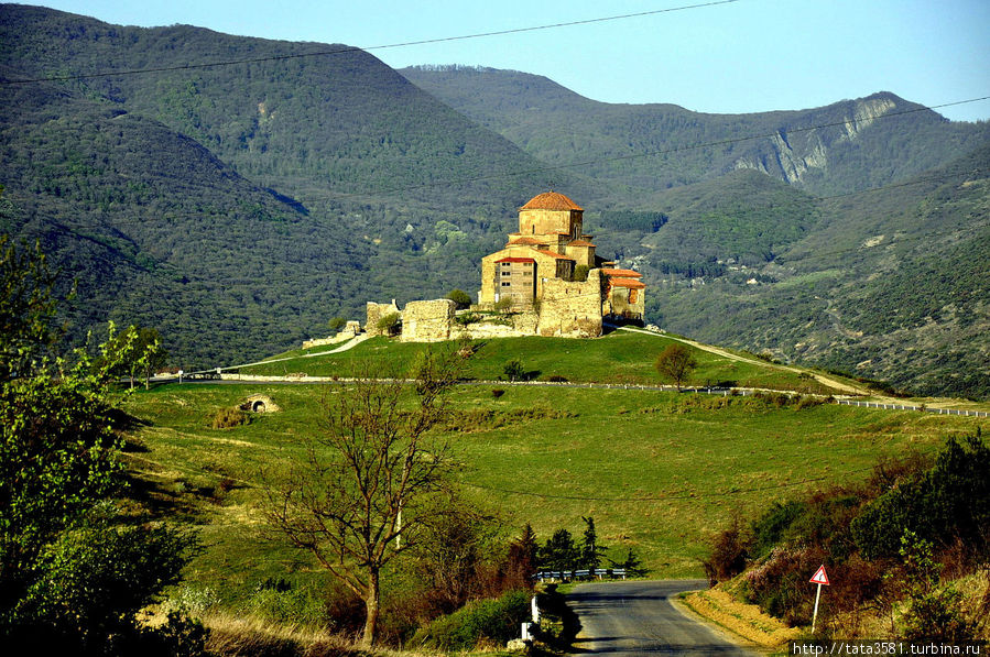 Монастырь Джвари (с грузинского– «крест») возвышается на красивейшем холме над слиянием рек Кура и Арагви, и замечательно гармонирует с чрезвычайно  живописной природой, а внизу виднеется шикарная панорама Мцхеты.