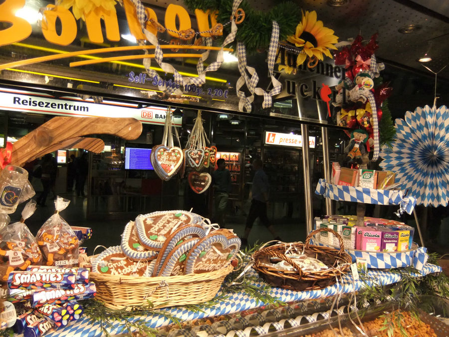В нарядных киосках продаются праздничные сладости Мюнхен, Германия