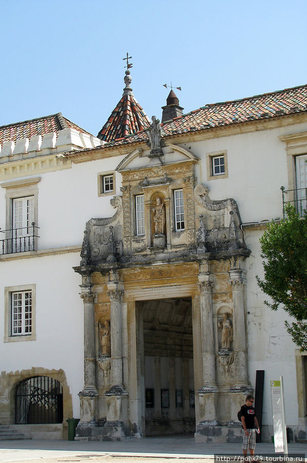 Старое здание университета. Оно же — королевский дворец. Коимбра, Португалия