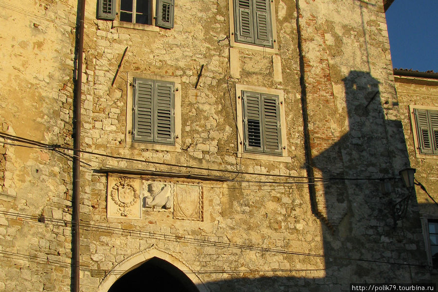 Лев над воротами — еще одна память о Венецианской республике. Мотовун, Хорватия