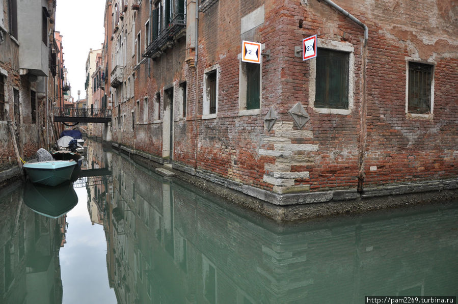 Свои особые знаки на домах. Показывают ширину канала. Венеция, Италия