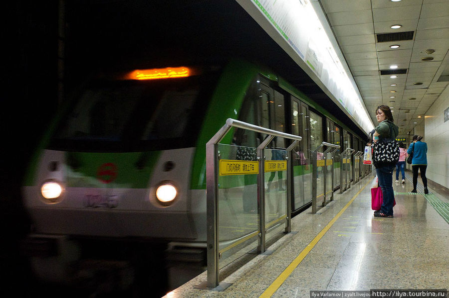 В отличие от многих других систем метро в мире, в шанхайском метро применяется верхний токосъём, возможно, вследствие используемого напряжения 1500 В — вдвое больше, чем на большинстве систем с нижним токосъёмом. Ширина колеи — европейская 1435 мм, что позволяет транспортировать вагоны, используя железнодорожную сеть страны. Шанхай, Китай