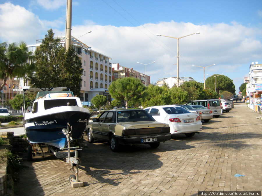 Стоянка лодки и машин Дидим, Турция