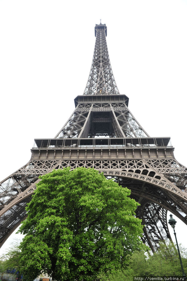 Где нибудь в париже а там. Стойка эйфелева башня. Где нибудь в париже а там. Париж мост с замочками. Эйфелева башня волгоград.