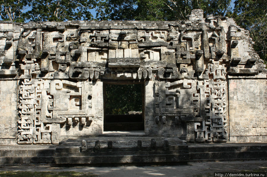 Фасад структуры II, из-за которого и был назван город. Представляет из себя открытую пастьземного монстра. Чиканна, Мексика