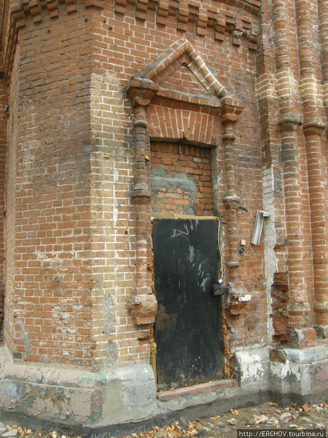 Через эту дверь я заходил в храм Тихвинской иконы Божией матери, когда здесь ещё был ресторан. Москва, Россия