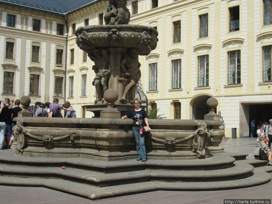 Возле прохладных струй фонтана Прага, Чехия