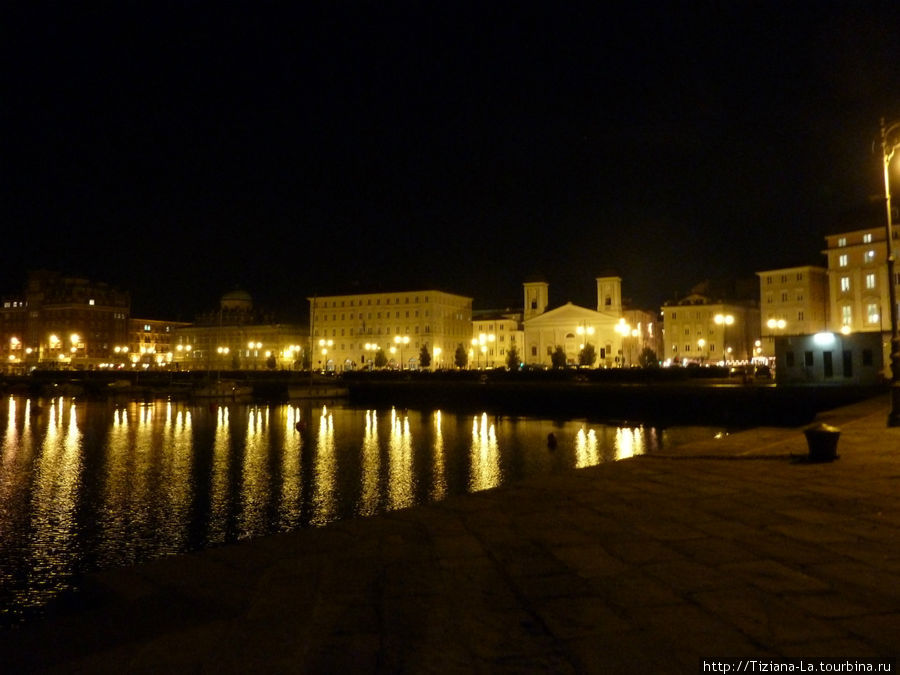 Триест.ночная панорама с центрального мола. Италия