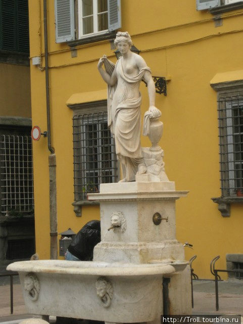 Замечательная полуобнаженная дама, внимательно контролирующая питьевой фонтанчик. Вода, кстати, хороша — я пробовал Лукка, Италия