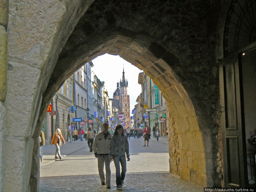 Флорианские ворота как-бы ведут в сердце Кракова. Сразу за ними начинается Флорианская улица.
Через эти ворота короли въезжали в город. Краков, Польша