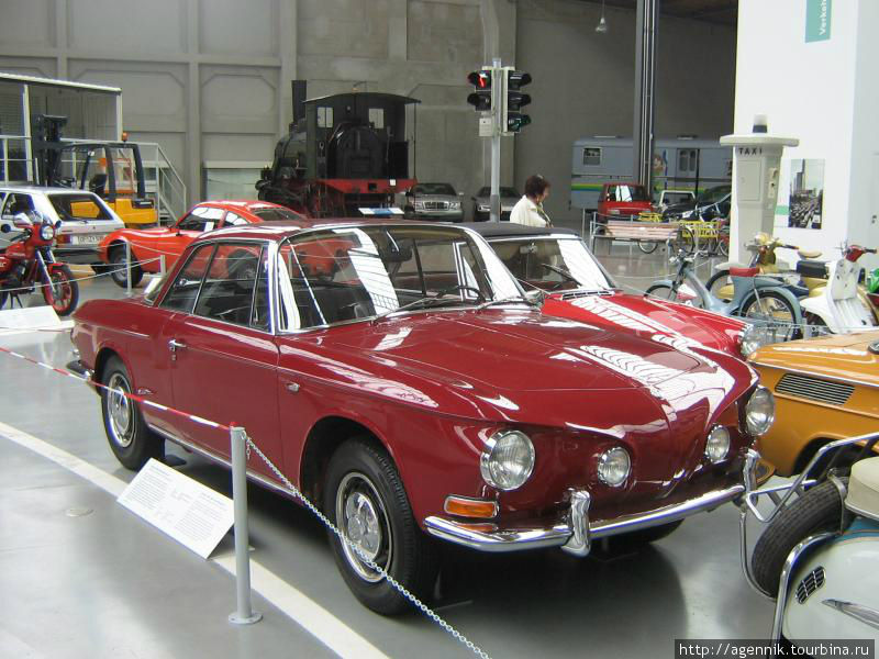 Volkswagen typ 34 Karmann Ghia 1600
VW Karmann-Ghia Type 34 — автомобиль, широко известный как «другой» Karmann-Ghia. Британцы зовут его Razor Edge Ghia («Ghia — край лезвия бритвы»), немцы — der GrosseKarmann-Ghia (большой Karmann-Ghia), а американцы — Type 3 Ghia. Type 34 является редкой и уникальной моделью, произведенной сочетанием талантов трех компаний: Volkswagen, Carrozzeria Ghia и Wilhelm Karmann Coachwerks.
Type 34 отнюдь не был успешной торговой моделью для VW. Он имел высокую цену (сравнимую с ценой Porsche 356); продажи не увеличились с доступом на большой американский рынок, а необычный стайлинг, по мнению многих, сократил спрос. Примерно 70% из 42510 выпущенных экземпляров остались в Германии (около 30000 машин), а 30% (12500 машин) было экспортировано в такие страны, как Англия, Канада, Австралия / Новая Зеландия, и другие европейские страны. Мюнхен, Германия