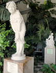 Зимний сад. «Девочка» — работа итальянского скульптора первой половины XIX в. Квинтилиана Корбеллини