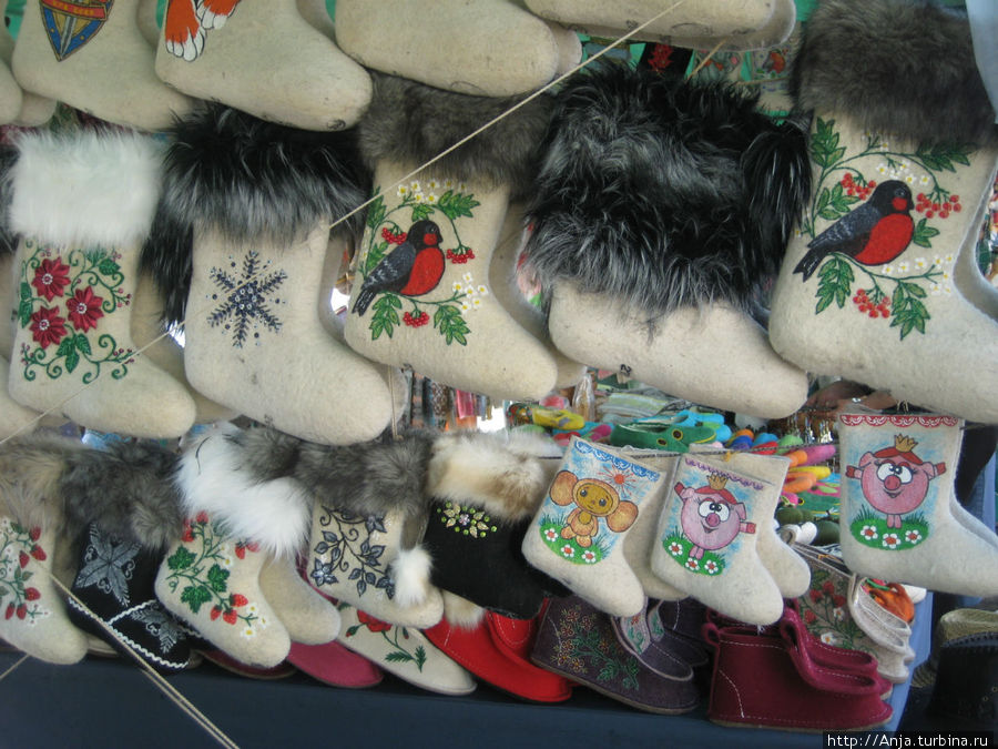 Валенки — одни из местных сувениров (наряду с медовухой, солеными огурцами и петушками на палочке) Суздаль, Россия