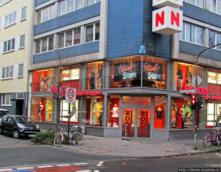 Сразу напротив отеля нас поприветствовал пикантный магазин Кёльн, Германия