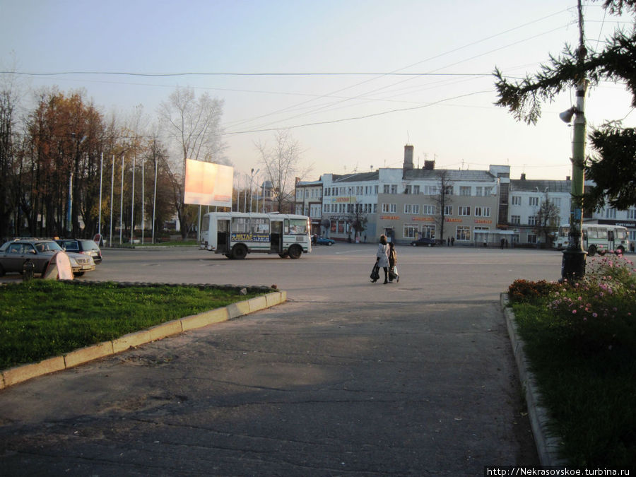 Город расположен на правом берегу Волги, в 400 км северо-восточнее Москвы, в 100 км от областного центра Иваново. Россия