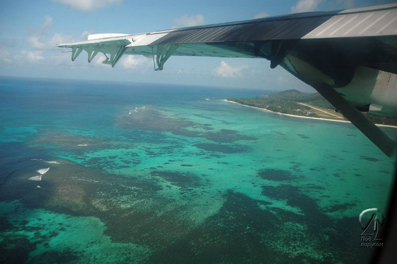 Под крылом самолета о чем-то поет... лазурная вода Сейшельские острова