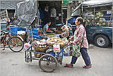 Тайцы очень любят всякого рода тележки и хитрые приспособления, на которых можно готовить пищу и перевозить всякую дребедень, в том числе туристов. 
*
