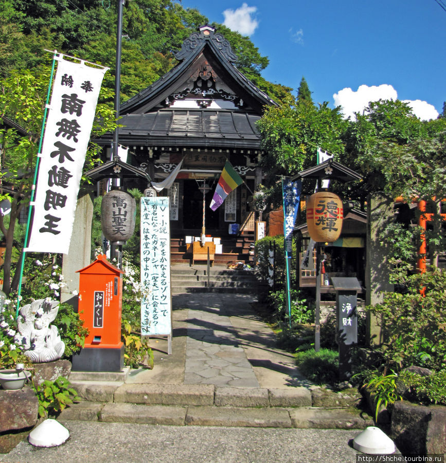 Прогуливаясь вышли почти на окраину города, здесь синтоистский храм Такаяма, Япония