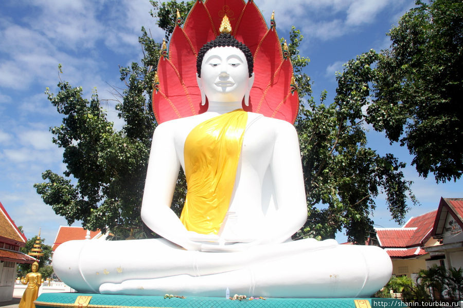 Монастырь Белого Будды Лоп-Бури, Таиланд