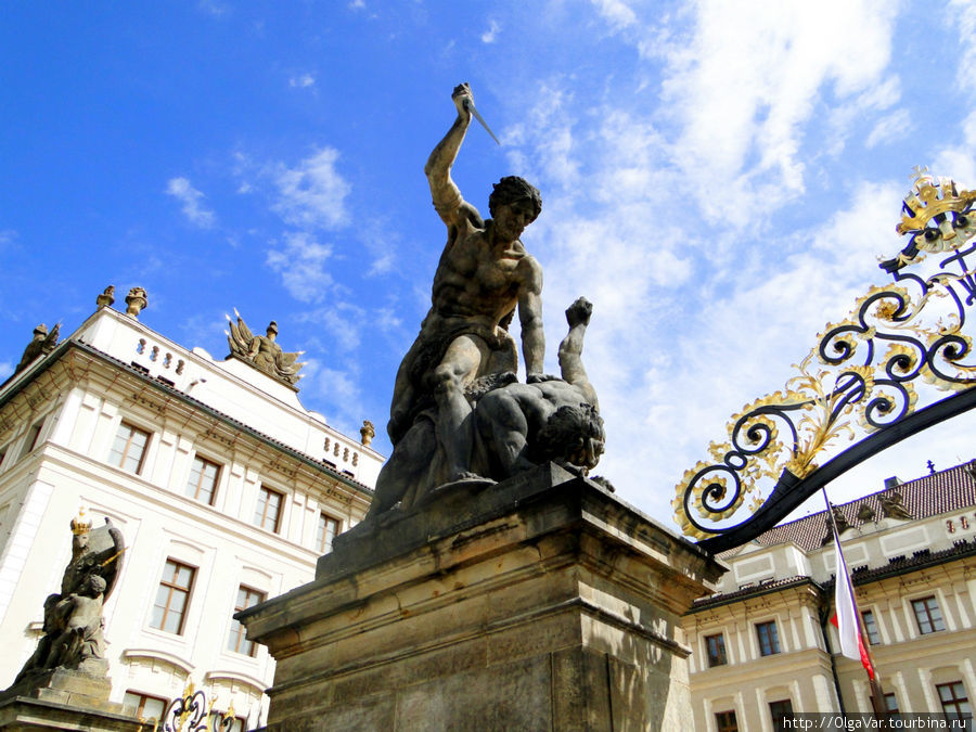 По бокам Ворот Гигантов — гигантских размеров фигуры ’’Борющиеся гиганты’’, изображающие Войну и Мир Прага, Чехия