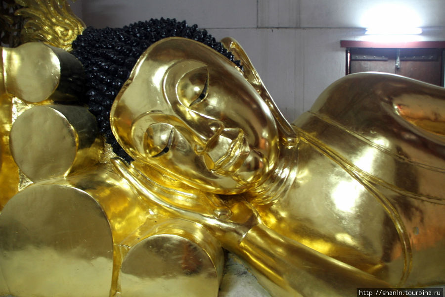 Голова лежащего Будды в монастыре Ват Пхра Сингх Чиангмай, Таиланд