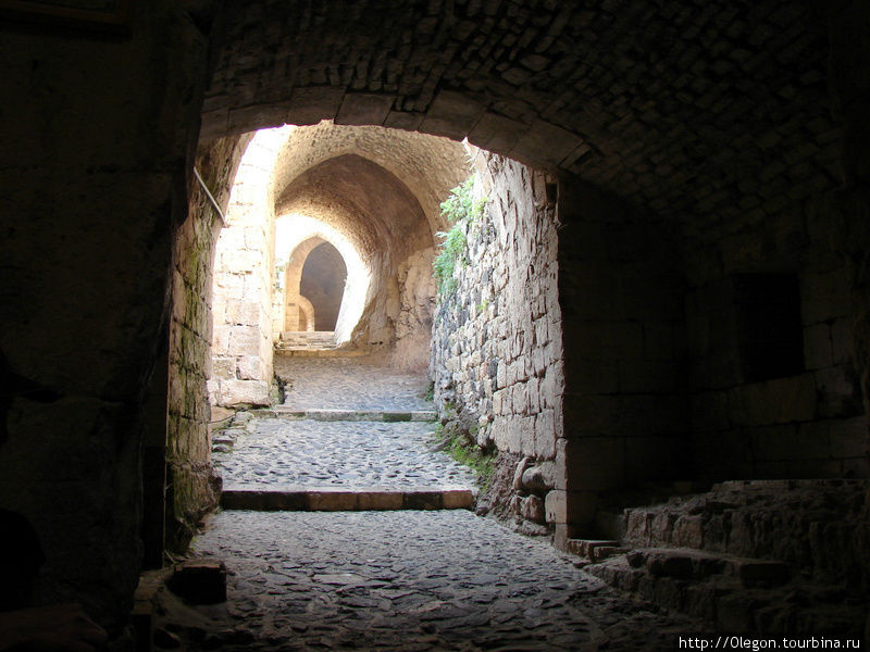 Внутренние коридоры замка Хаваш, Сирия