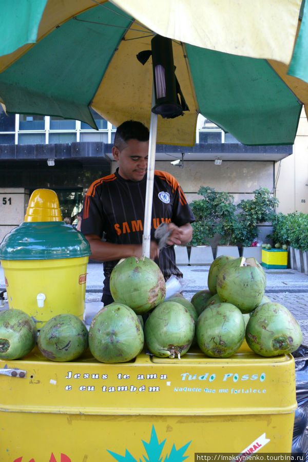Уличный торговец. За 3 реала (примерно 1.5 USD) наливает кокосового молока. Или холодного (в бочке слева) или свежего, прямо из кокоса. Рио-де-Жанейро, Бразилия