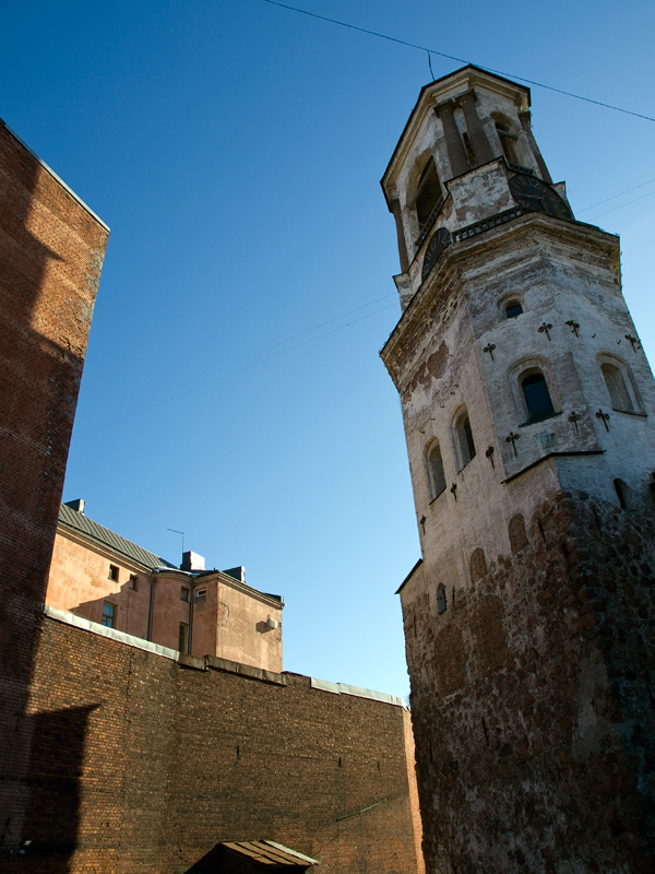 Часовая башня была возведена в 1494 году как колокольня выборгского кафедрального собора (разрушенного во время войны между СССР и Финляндией в 1939-40 годах). В 1753 году на башне были установлены первые часы с колоколом. После пожара 1793 года по проекту Иоганна Брокмана башня была надстроена: появился третий ярус в стиле классицизма, на котором была устроена смотровая площадка для использования башни в качестве пожарной каланчи. Российская Императрица Екатерина II подарила городу набатный колокол с дарственной надписью, который сохранился на Часовой башне до наших дней, его звон раздается уже больше двух столетий. Выборг, Россия