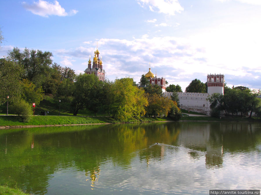Большой Новодевичий пруд. Вид на стены и башни монастыря. Москва, Россия