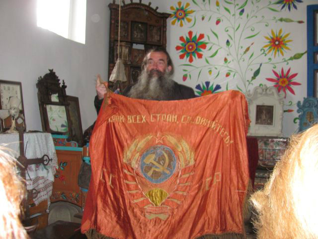 А это знамя — из церковного бархата. Одежду с облачения священника перешили! Бурятия, Россия