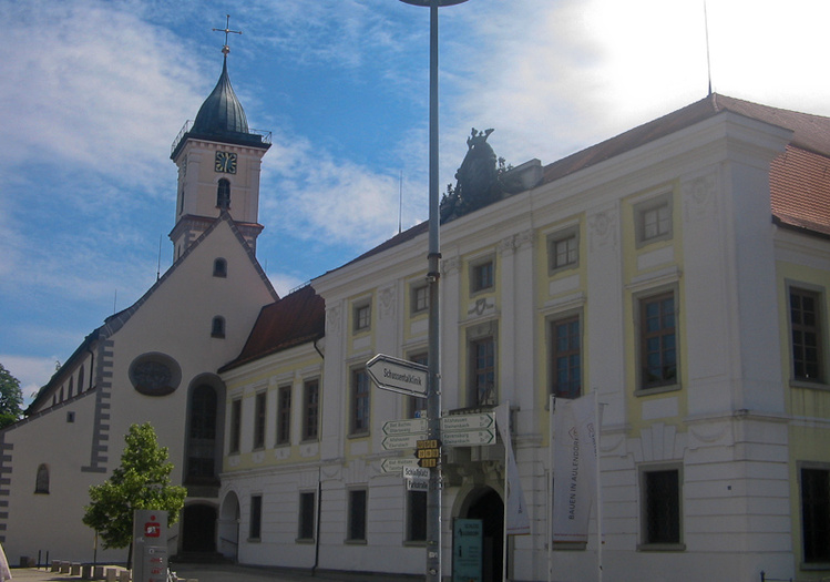 Часть замка и церковь Св.