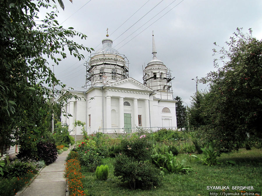 Недалеко от реки стоит — реставрируется Свято-Троицкая церковь... Бердичев, Украина