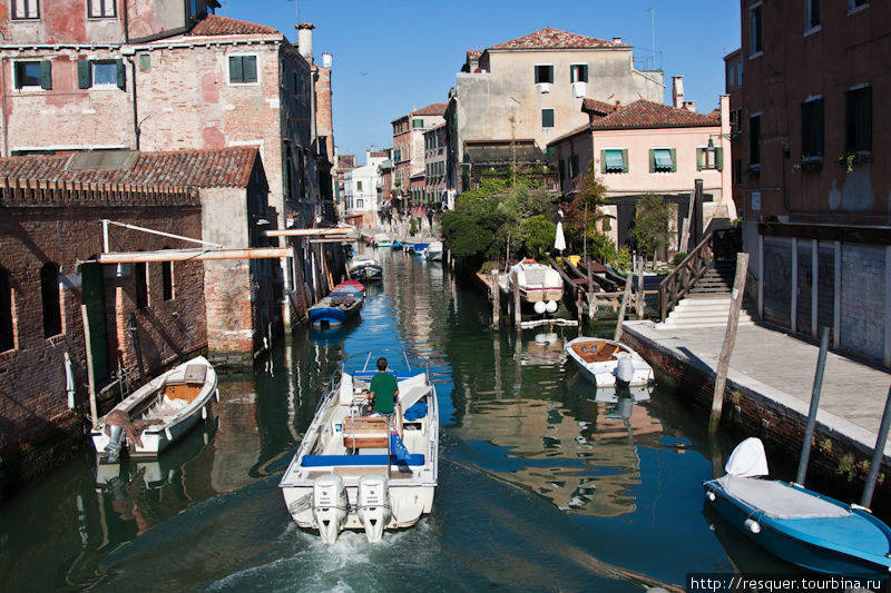 Каналы Венеции, нетуристический Каннареджио. Венето, Италия