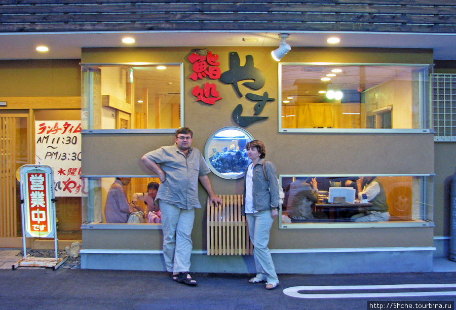 Вход в суши ресторан в Таджими, ни слова по-английски Япония