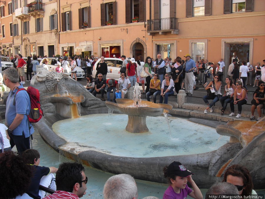 Фонтан Баркачча (итал. Fontana della Barcaccia) — фонтан в стиле барокко на площади Испании в Риме у Испанской лестницы.

Фонтан был построен в 1627(1628) — 1629 гг. по проекту Пьетро Бернини, отца Джованни Лоренцо Бернини по заказу папы Урбана VIII. Название «Баркачча» (баркас) фонтан получил благодаря своей форме полузатопленной лодки и установлен в память о случившемся в 1598 г. наводнении, когда на затопленной площади села на мель лодка.

Фонтан снабжается водой из античного акведука Аква Вирго.(Википедия) Рим, Италия