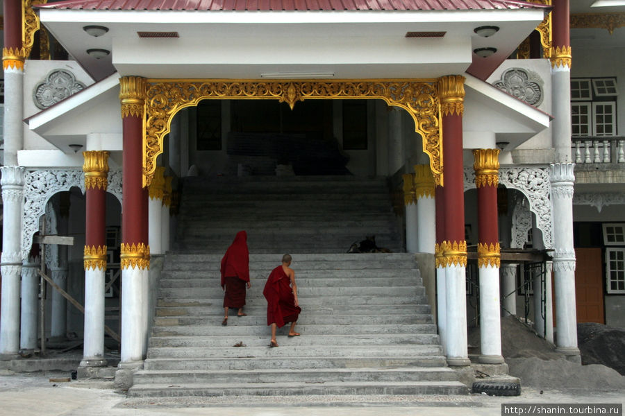 Вход в недостроенный храм Ньяунг-Шве, Мьянма