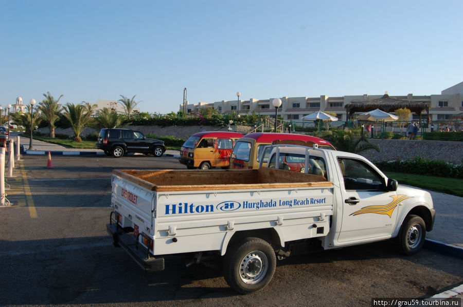 Автомобиль,на котором развозят вещи, по номерам Хургада, Египет