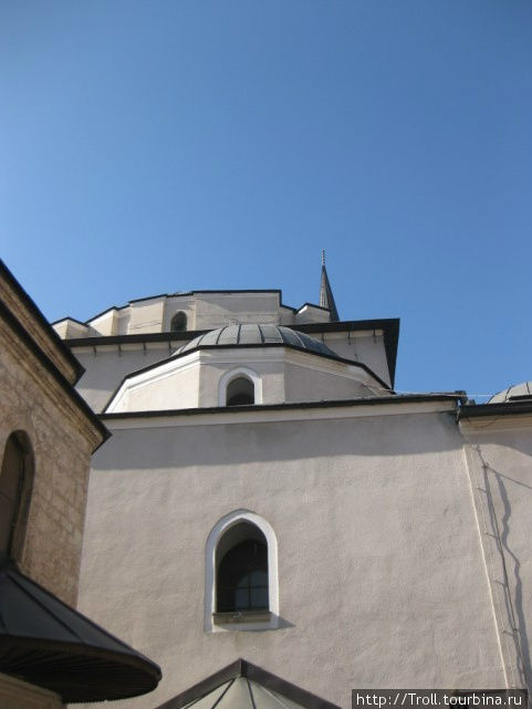 Не знаешь, что мечеть — можно и с православным храмом по куполам и абрису перепутать... Сараево, Босния и Герцеговина
