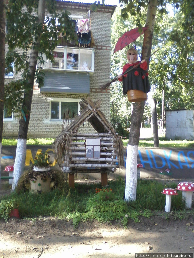 А так украшают свои дворы местные умельцы Архара, Россия