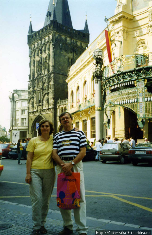 А это я на фоне Муниципального дома в августе 1998 года. Прага, Чехия