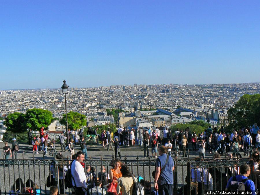 Около собора Сакре-Кер находится смотровая площадка, откуда открывается прекрасный вид на город. Париж, Франция