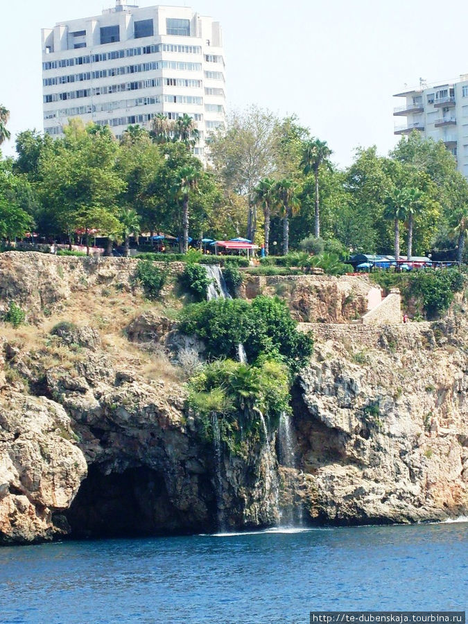 На берегу встречаются небольшие водопадики. Кемер, Турция